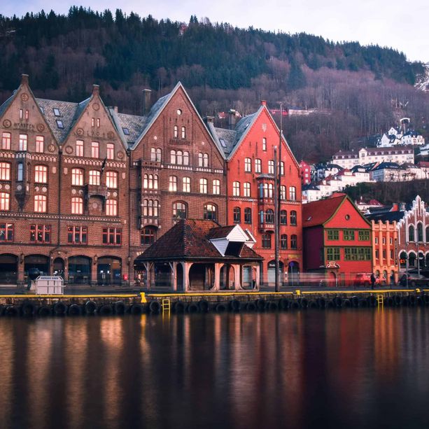 Gate i Bergen ved sjøen